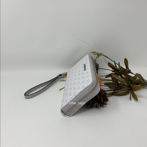 Michael Kors JST Large Zip Wallet - Picture 2 of 9